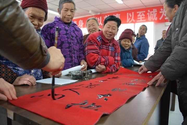 今年在深过年人口_宁波今年人口图(3)