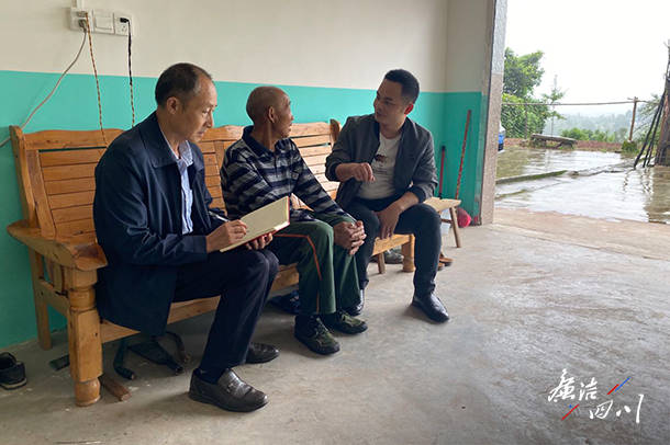 3年的护林员工资,他拉住县纪委监委驻县委政法委纪检监察组组长蒋友文